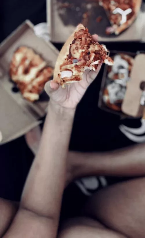 Wanna bite? 🍕🐱