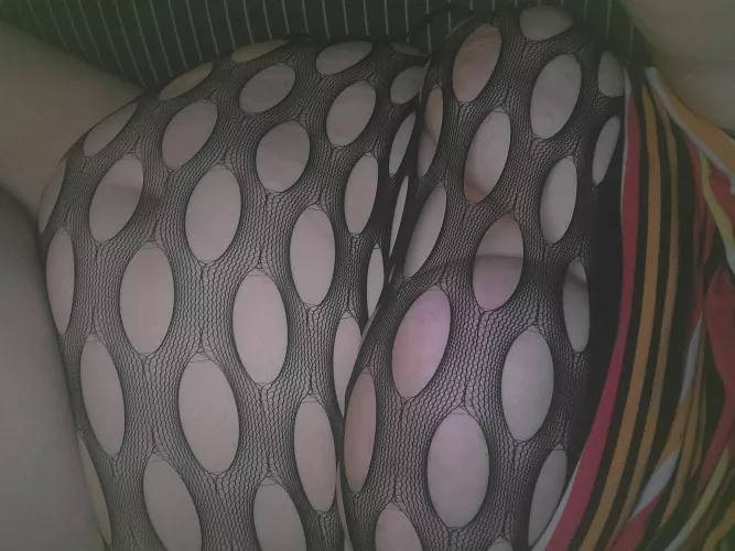 Who doesn't love a good body mesh? Especially on such a gorgeous body 💋