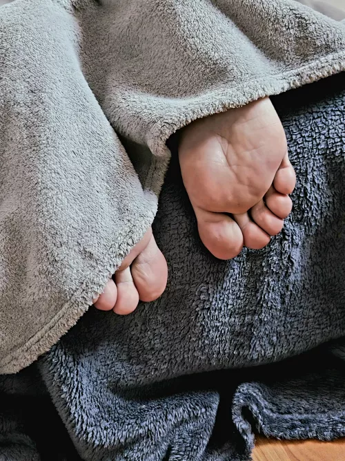 Would you like a feet reveal ?