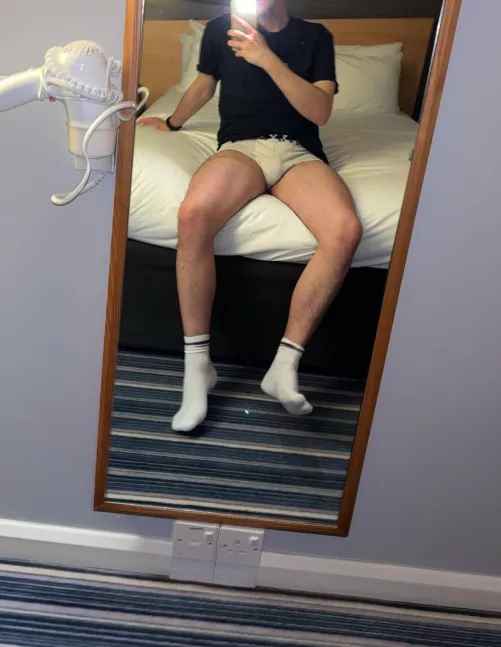 22 uk in a hotel alone. kinky sub wants to be used. kinda drunk. hmu