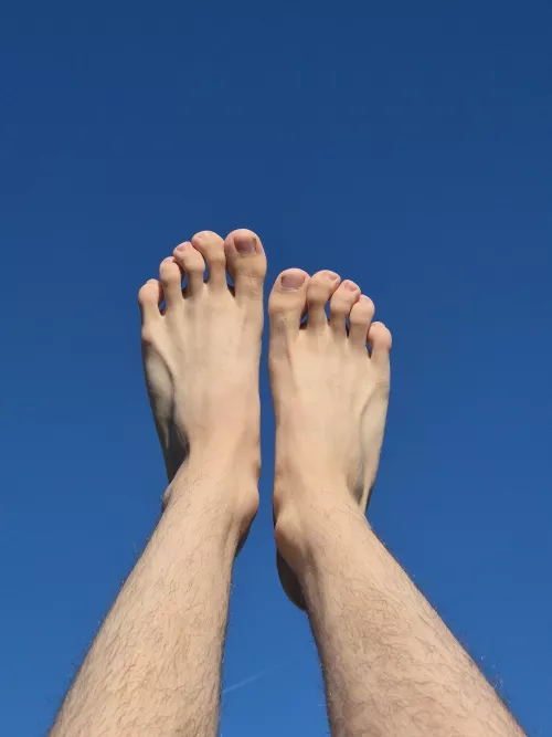  Can you imagine my feet as the clouds in the sky? ☁️ 