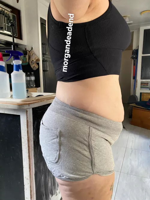 Clean house, laundry done, dinner in the crockpot, first workout done, one more to go and self care done, days like this are my favorite! 