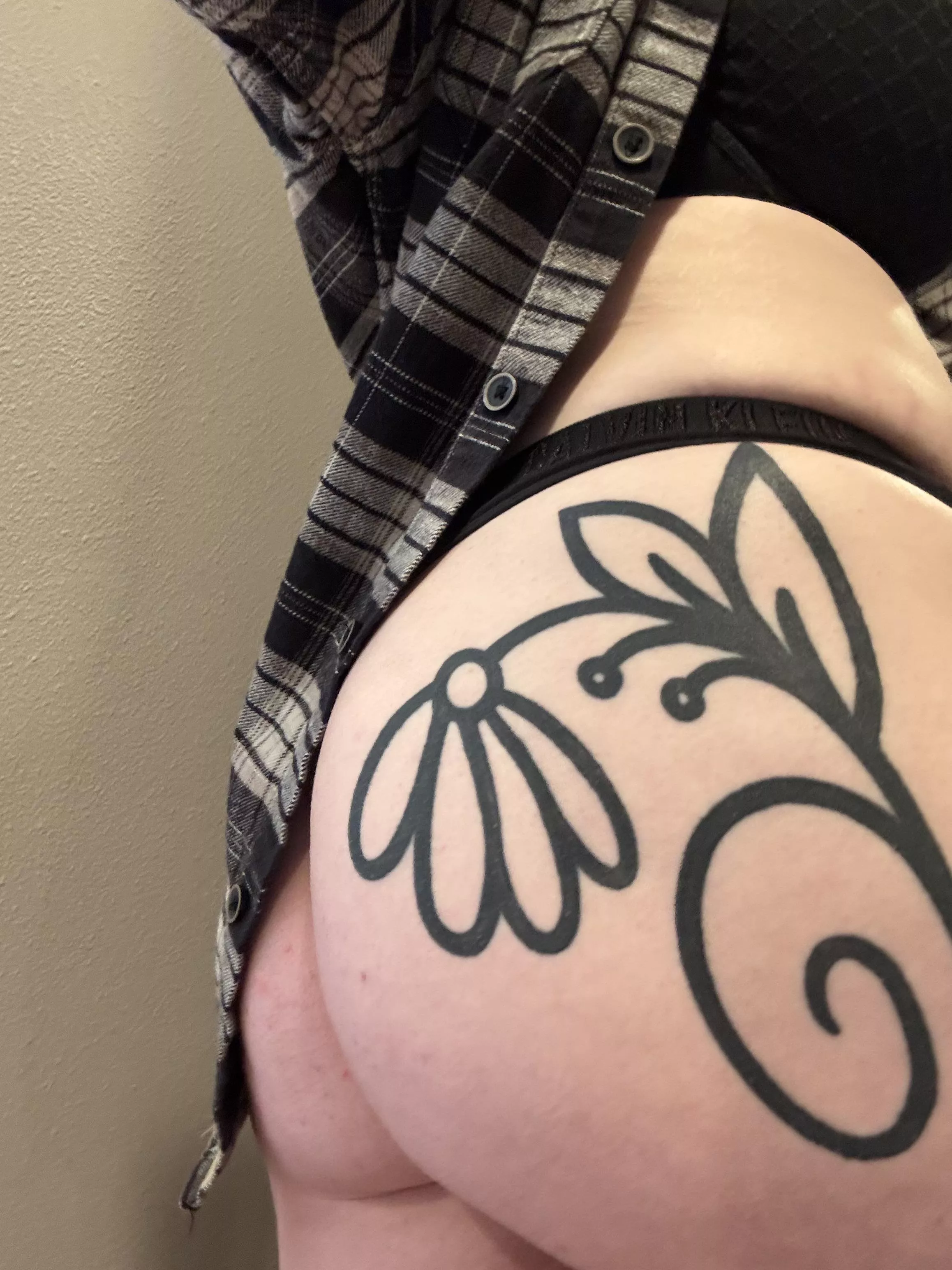 Cum put a handprint on my ass 