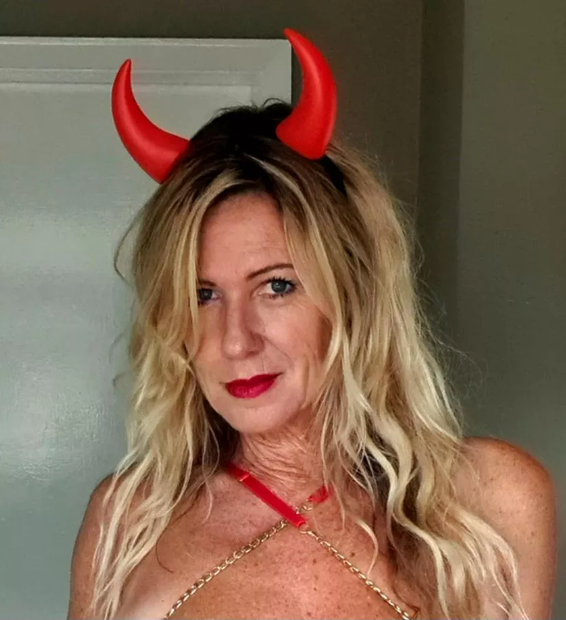 Devilish blonde milf 😈🔥