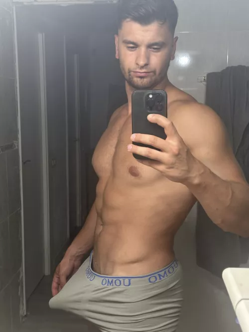 Do you like my grey bulge? 