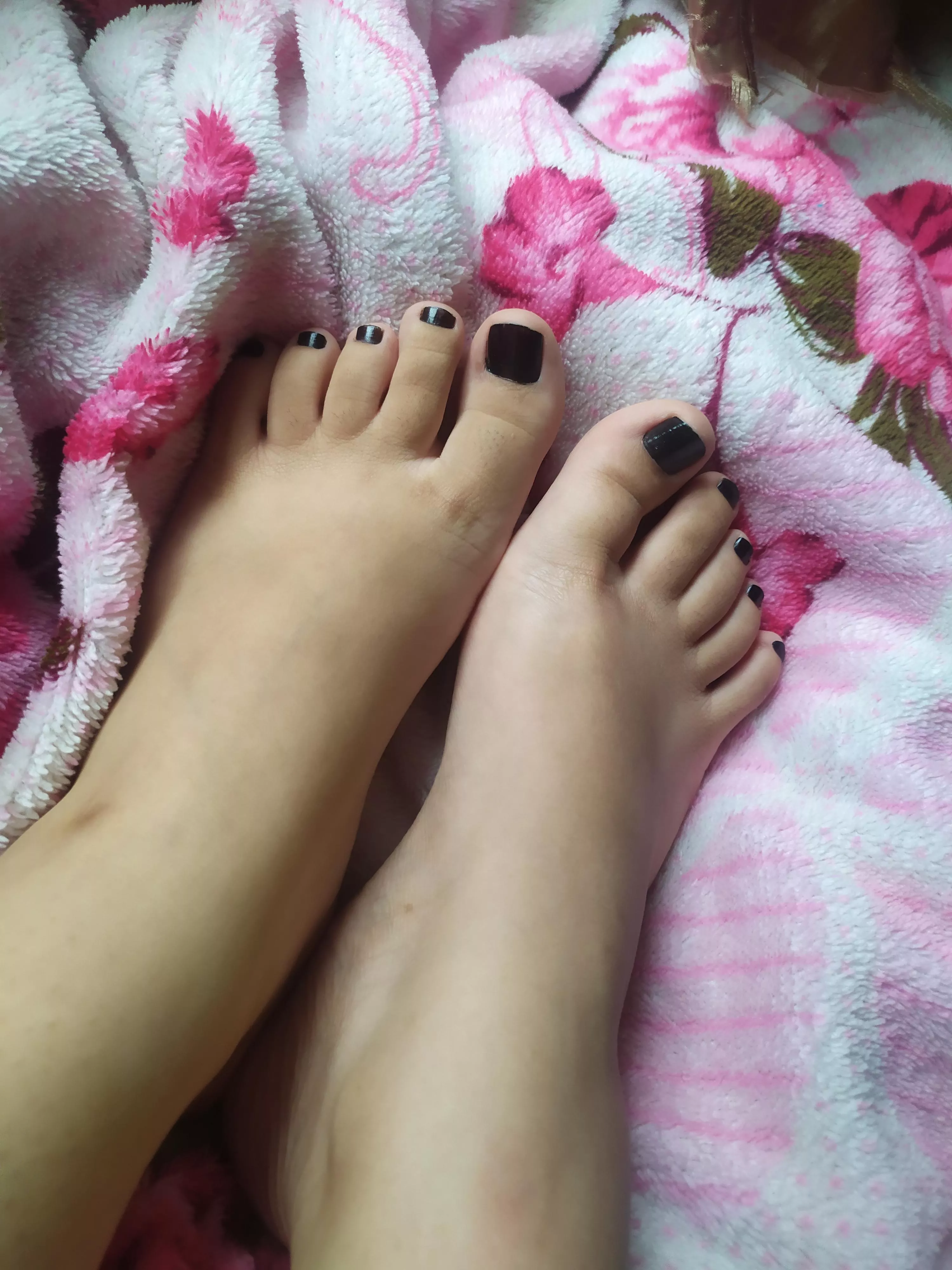 Do you like my tiny latina feet? Guess it's size!