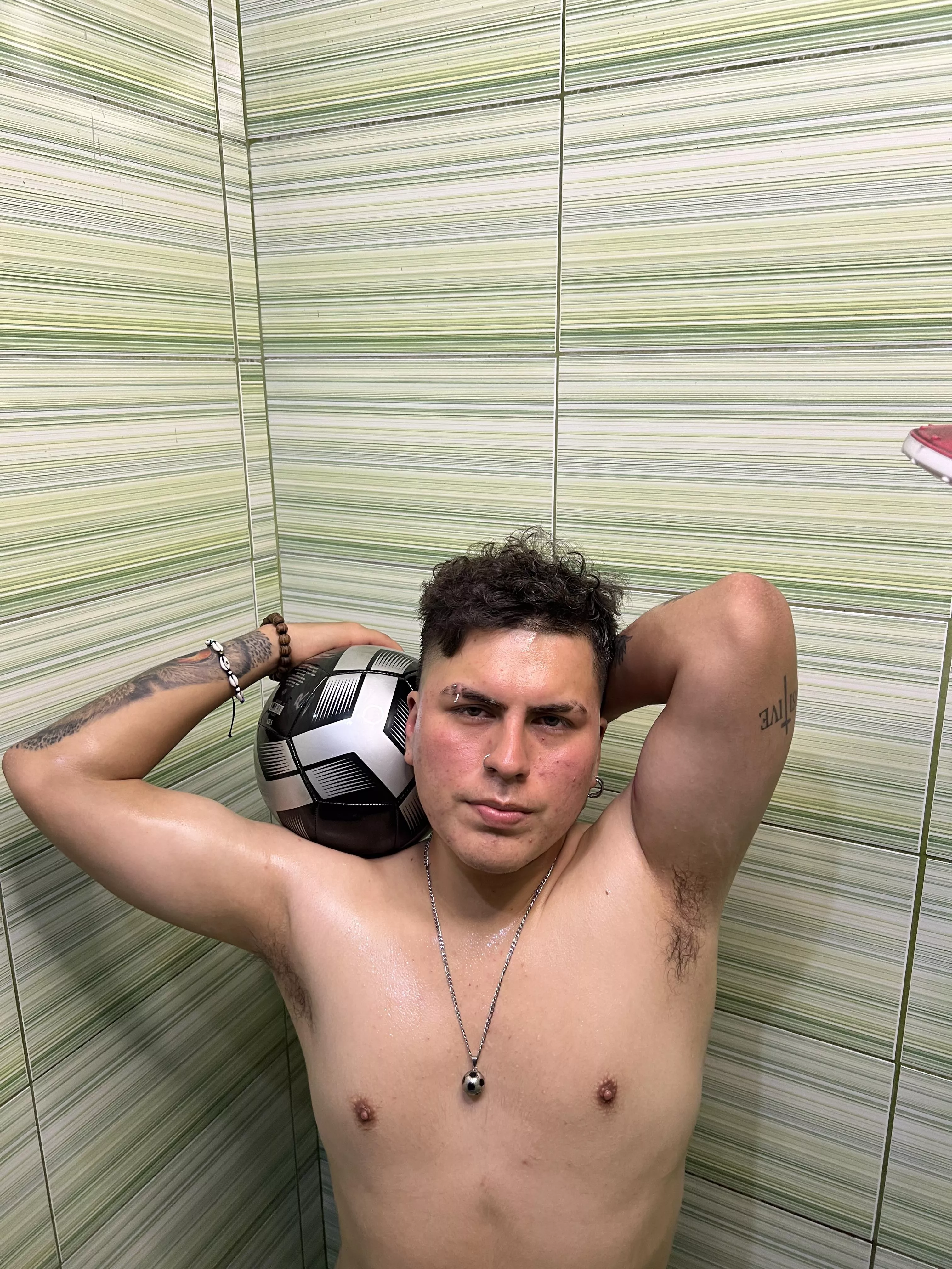 Does anyone want to lick and smell this sweaty armpit? Haha it's like this after training haha 