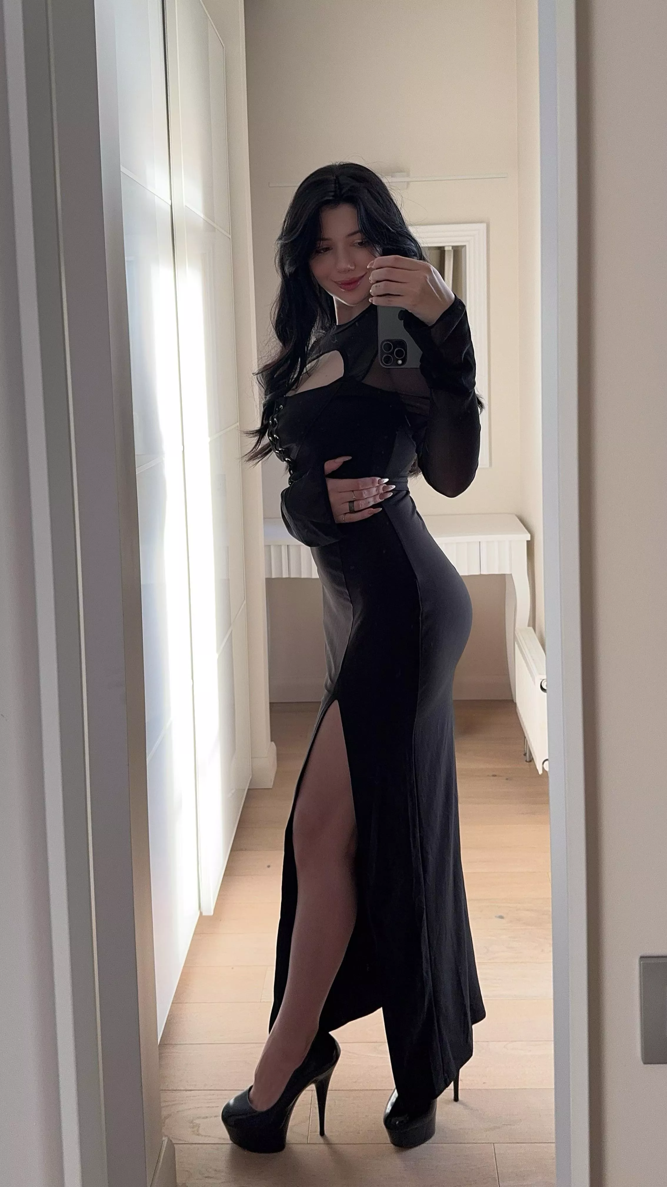 Does this black dress suit me?