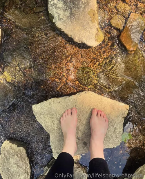 First post in here, I love being barefoot in nature and have a ton of content on Onlyfans 💙