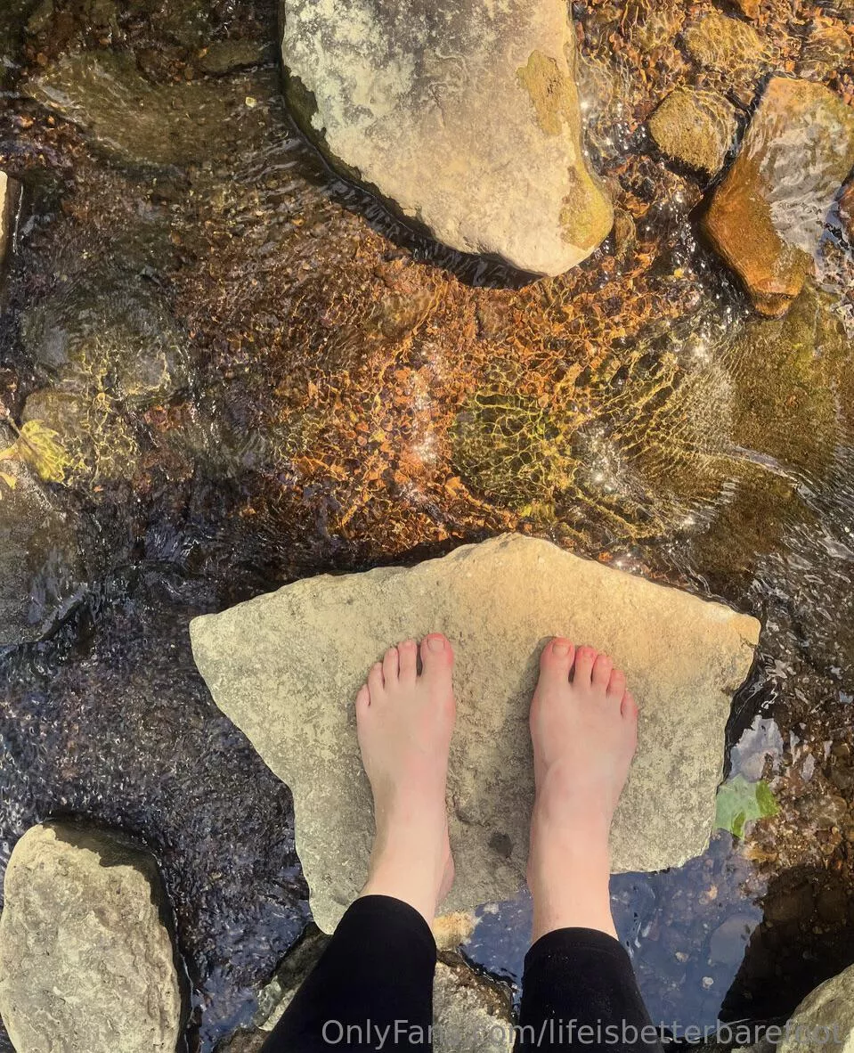 First post in here, I love being barefoot in nature and have a ton of content on Onlyfans 💙