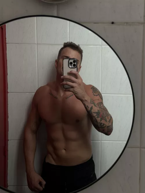 Gym mirror selfie. Am I ready for the weekend? 😬😈