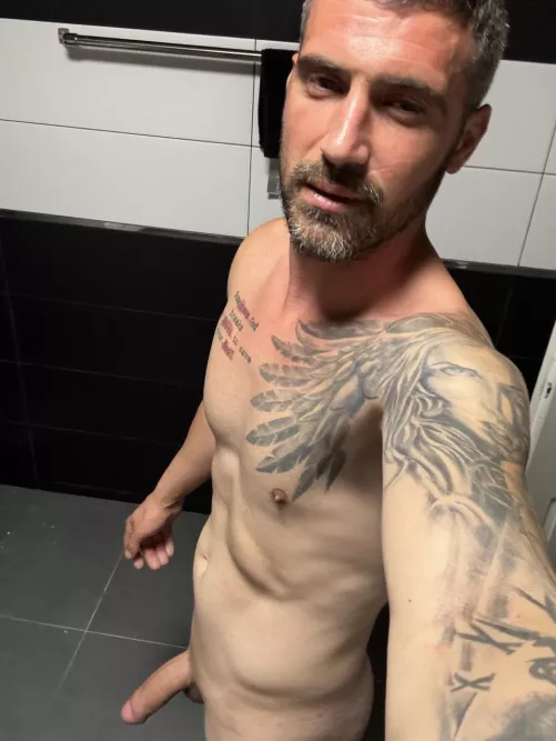 Hallo mooie mensen, M34 netjes gemanierd beschaafd discreet Ik ben op zoek naar een stel om mijn avontuur in de wereld van de swing te beginnen. Volgende week ben ik in Eindhoven, als je me leuk vindt en naar je smaak aarzel dan niet om me te schrijven!!