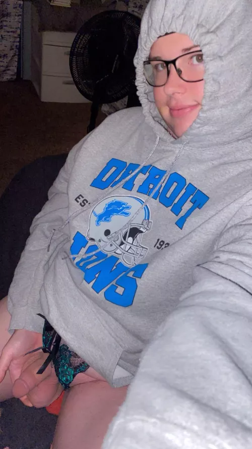 Holding my little dick in my hand all proud ☺️🤏🏻 I cannot make women cum with this thing 😂