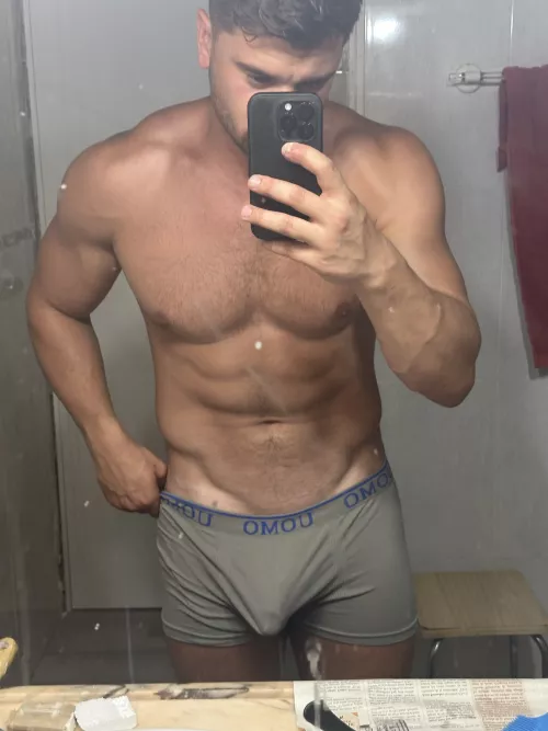 I hope my gym bro likes the selfie I sent him
