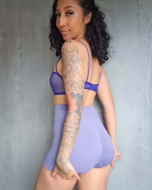 I like knowing guys look & stare when I wear leggings. Like the view?