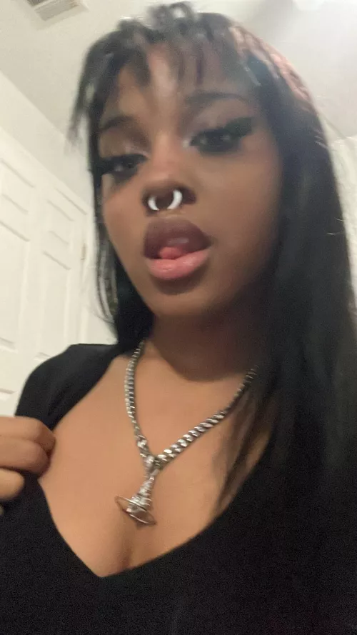 i promise your money looks better on me 🖤