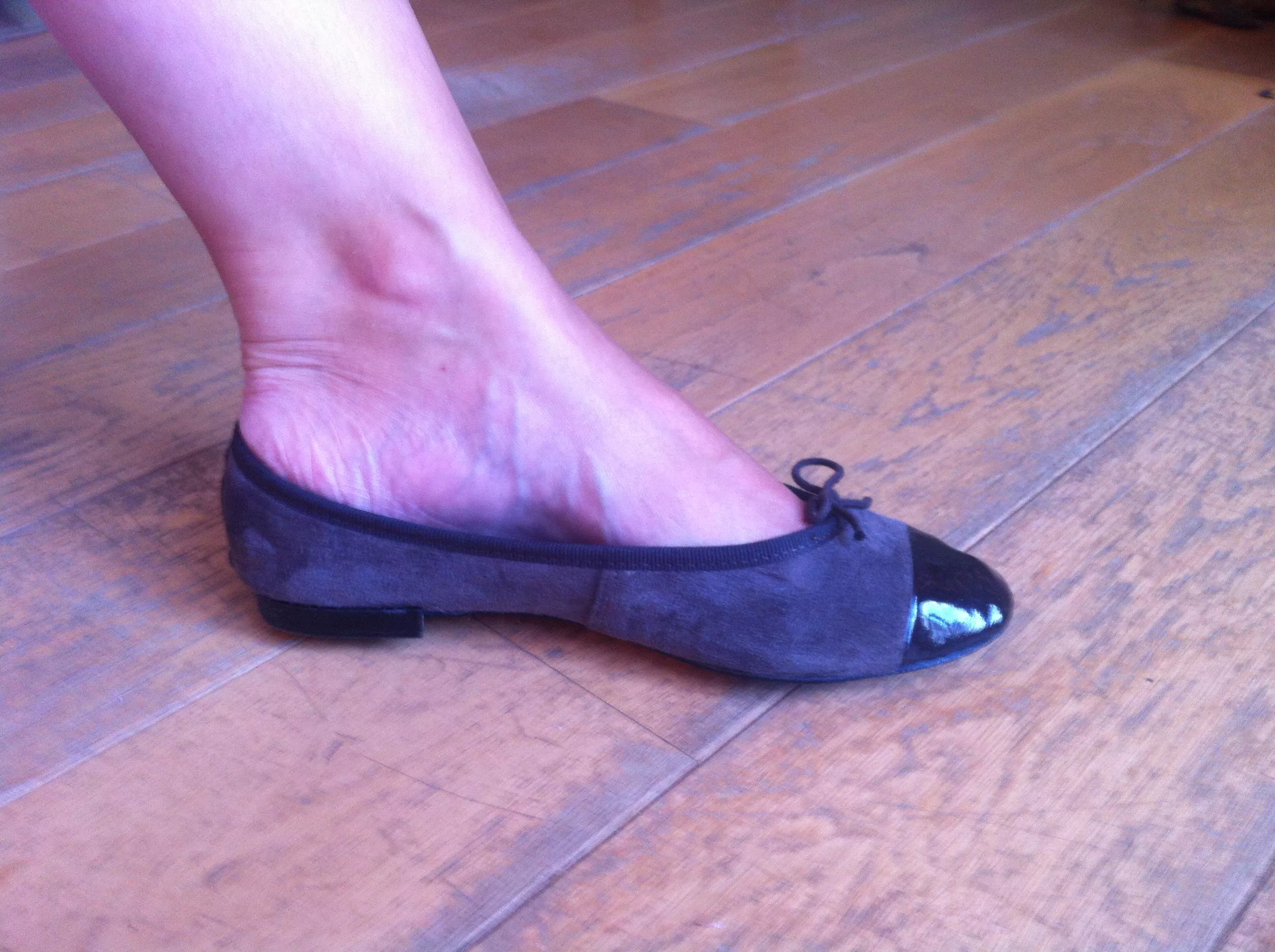 I think my boyfriend is a loser
He doesn't like it when men look at my Repettos... A real coward!!