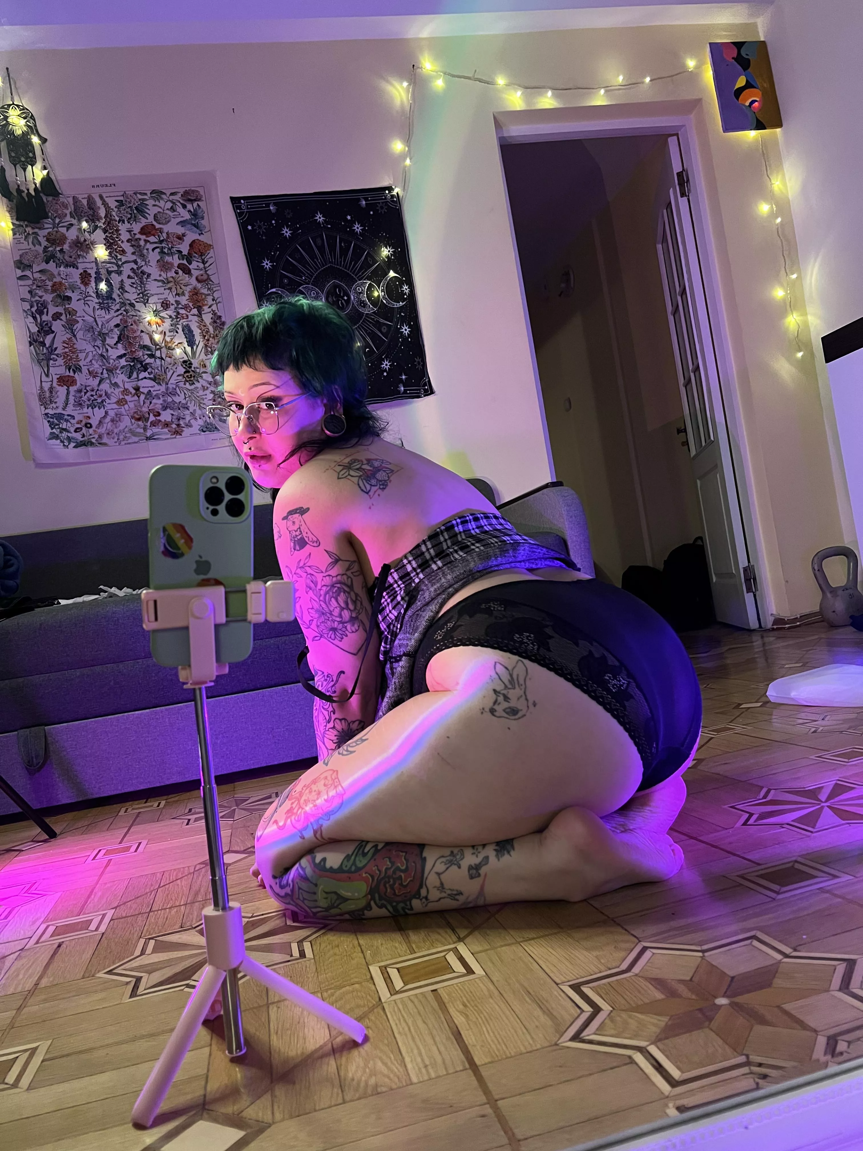 I'm glad someone else thinks big panties are sexy, and these are especially sexy