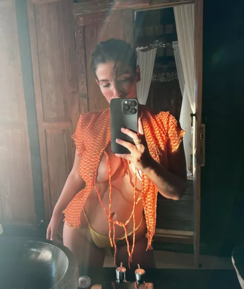 Lasirena | Sultry selfie 