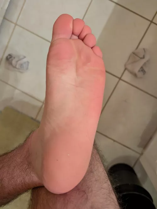 Lick my sweaty feet from the heel to my toes 🥰