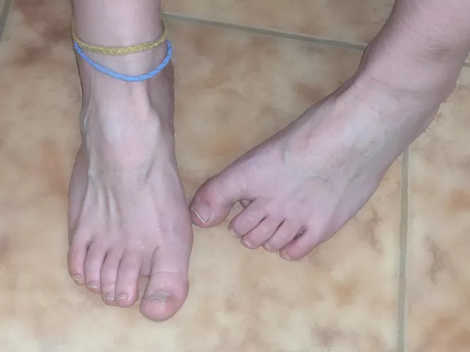 Lick your Queen's feet before the shower👑🧼