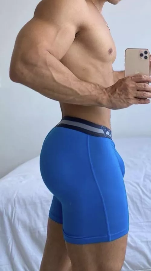 Looking to suck younger (18-23) around 4pm I can host 