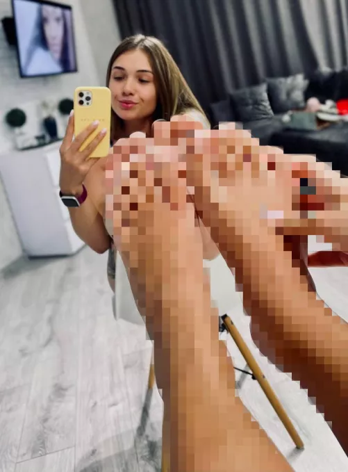 loser doesn't even deserve to see my feet.