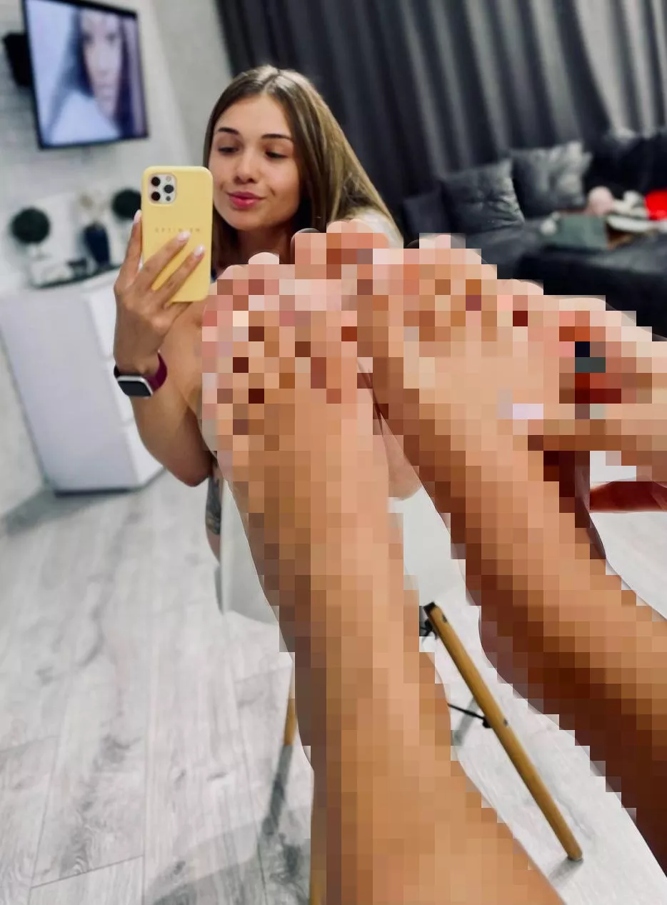 loser doesn't even deserve to see my feet.