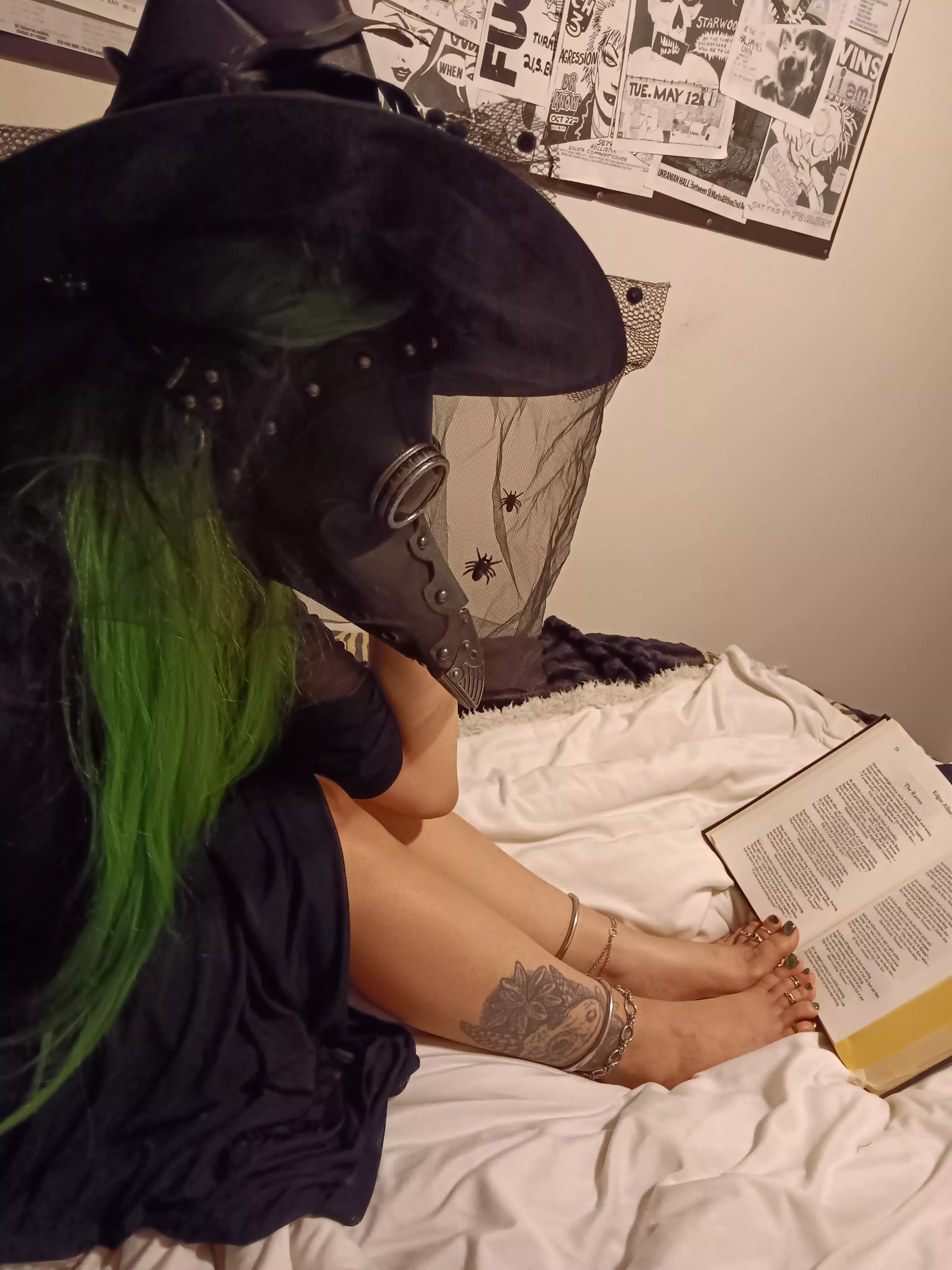 masked beauty AND brains? 🐦‍⬛📖