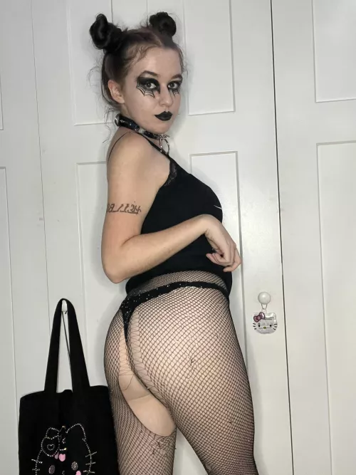 Need a goth bf to match my freak 😈🖤
