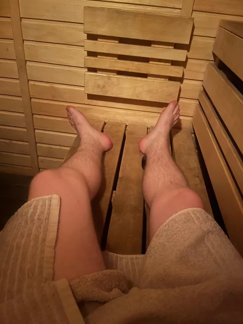 Relaxing feet in the sauna 😋