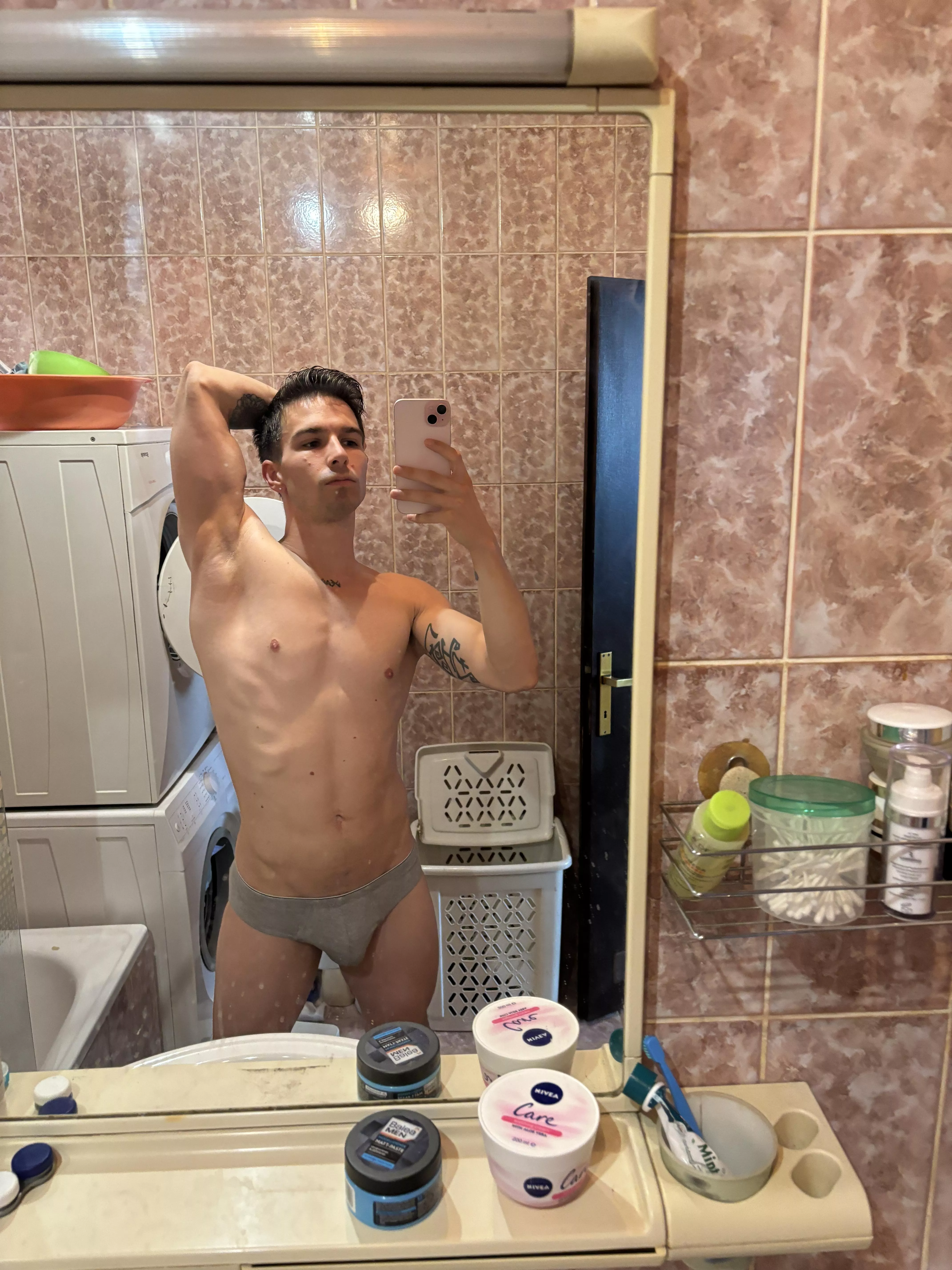 Selfie before the shower😋