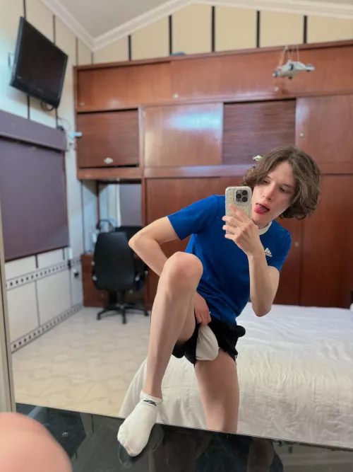 Showing my bulge after a sweaty day at the gym Would you kiss it? 