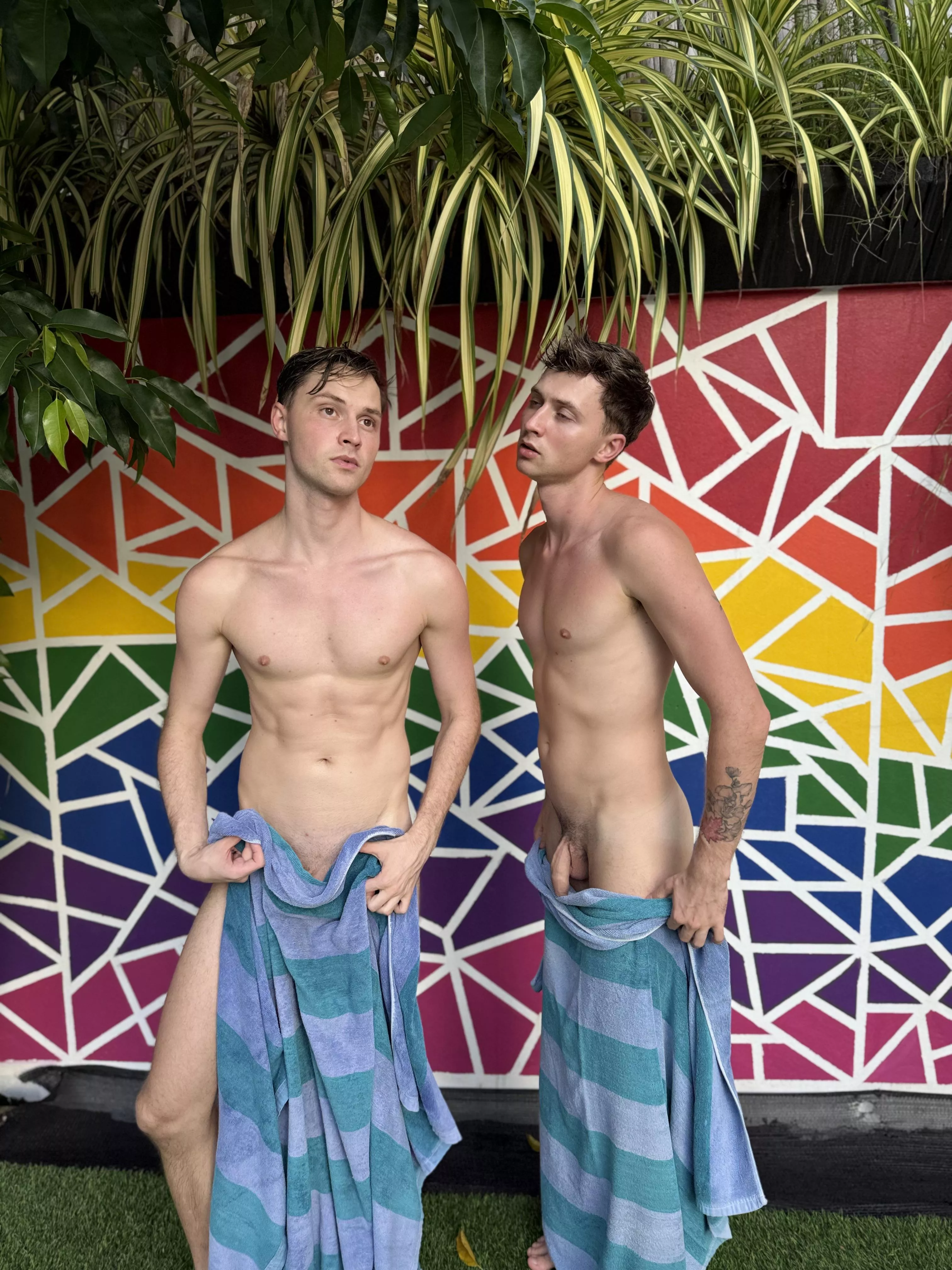 Someone caught twins naked 😈