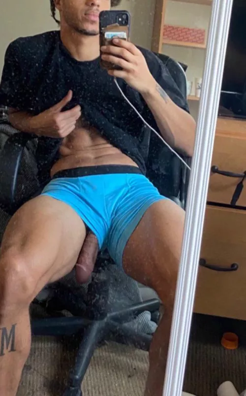 Two strong legs 1 strong dick 