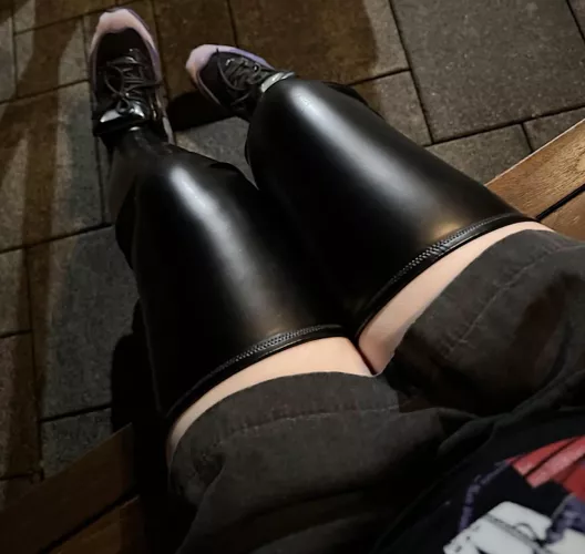 u like thick thighs?🤍🖤