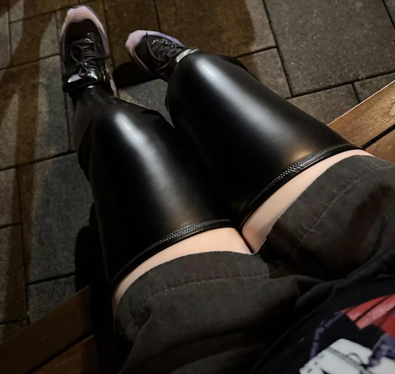 u like thick thighs?🤍🖤