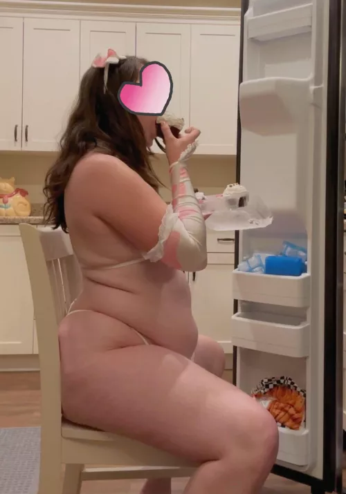 Walking back and forth to the fridge was becoming a task, so I pulled up a chair to snack on some ice cream cupcakes 🐮💖