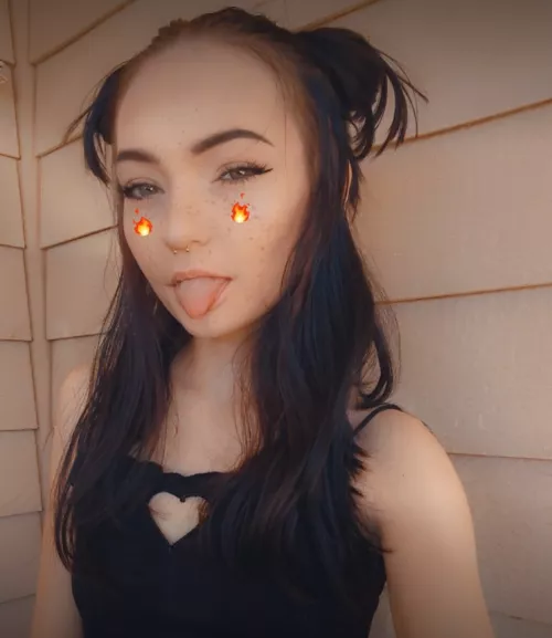 wanna watch me be a lil slut?