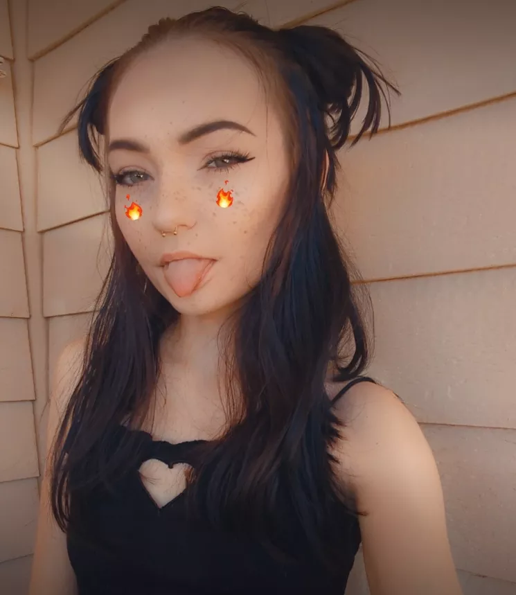 wanna watch me be a lil slut?