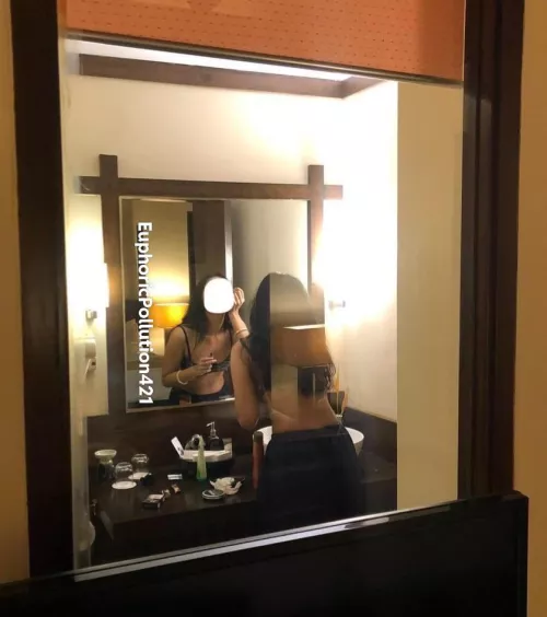 went to a friend’s room for a drink and accidentally saw his unaware wife through a bathroom window