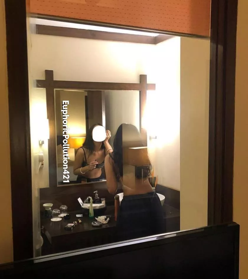 went to a friend’s room for a drink and accidentally saw his unaware wife through a bathroom window