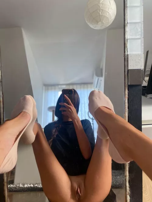 what do u notice first in the picture? [f]