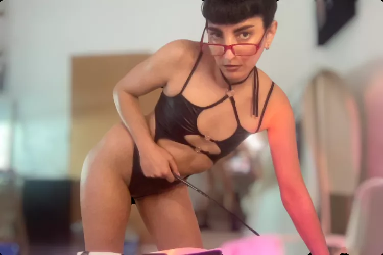 who ready to server mistress lina?