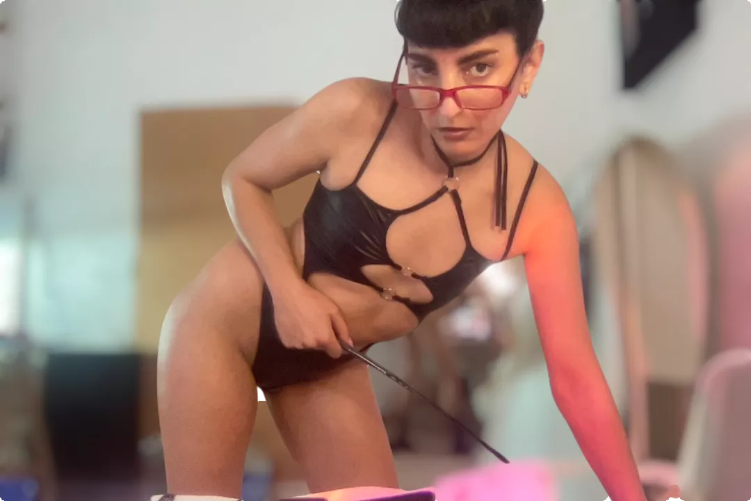 who ready to server mistress lina?