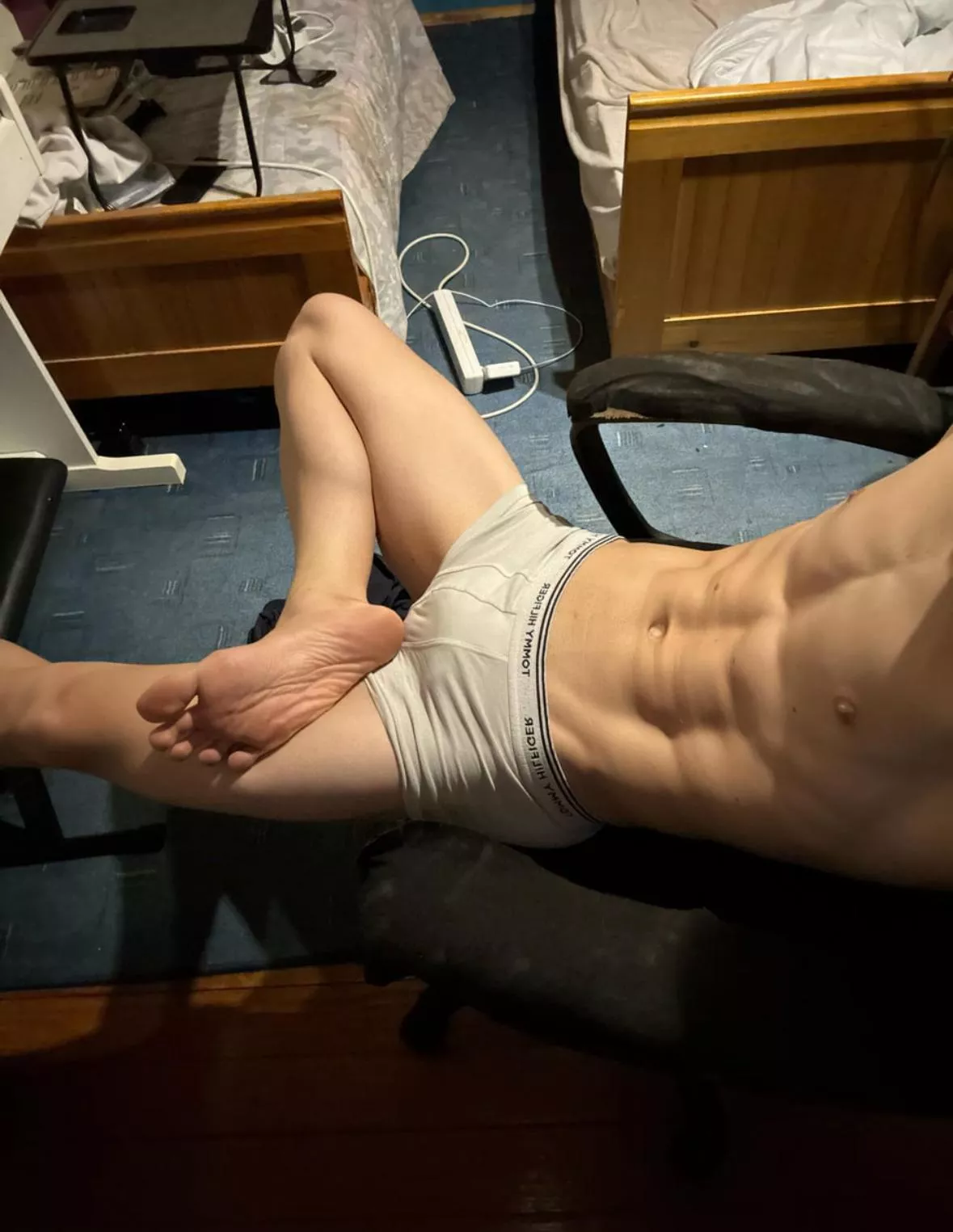 Would you get on ur knees for me and rub my bulge?😈