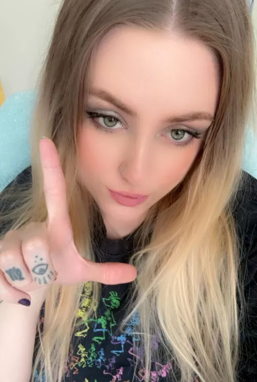 you love relapsing for pretty little blondes like me