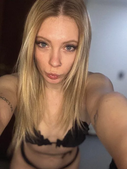 18 F4M, I don't know why i'm here , But i know i'm curious about to do my fantasy! 