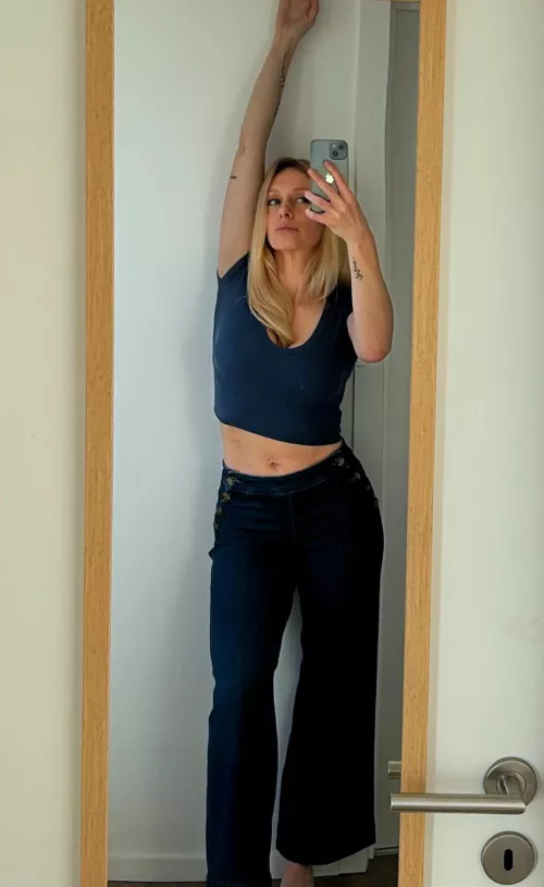 1m63 de bonheur pour vous souhaiter une super belle journée 🥰🥰🥰