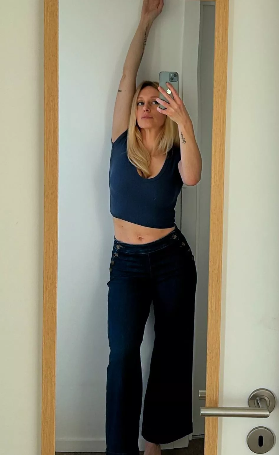 1m63 de bonheur pour vous souhaiter une super belle journée 🥰🥰🥰